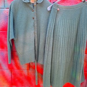 Gorgeous vintage teal blue medium stylish 100% virgin wool suit with belt